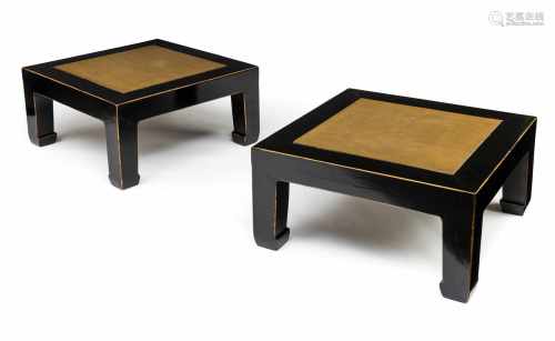 Zwei flache Tische aus Hartholz mit eingelegten Steinplatten