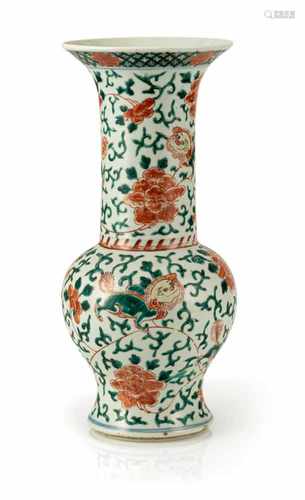 'Wucai'-Yenyen-Vase mit Löwen- und Päoniendekor