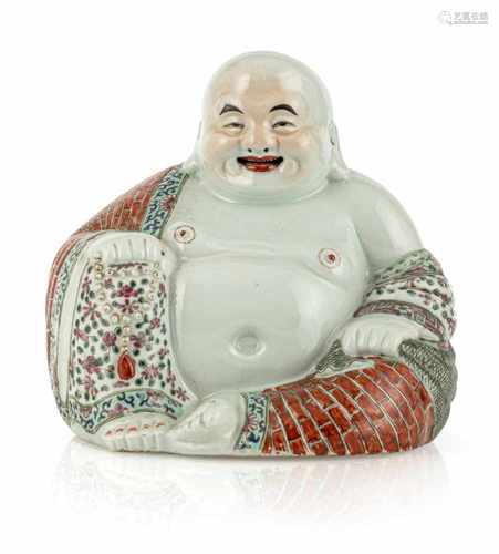 Porzellanfigur des sitzenden Budai polychrom dekoriert