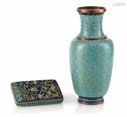 Cloisonné-Etui mit Drachendekor und Cloisonné-Vase mit Spiralranken