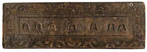 Großer geschnitzter Buchdeckel aus Holz mit Resten von Fassung und Vergoldung
