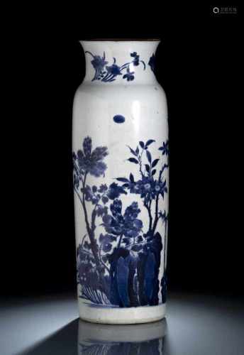 Rouleau-Vase aus Porzellan mit unterglasurblauem Dekor von Vögeln, Blüten und Bambus