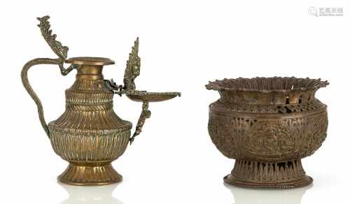 Zeremonialkanne aus Messing und Bronze 'sukunda battî' und Gefäß mit Reliefmedaillons