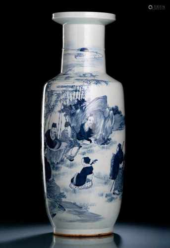 Große Rouleau-Vase mit unterglasurblauem Dekor der 'Sieben Weisen im Bambushain'