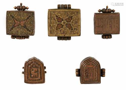 Gruppe von Gau- und Amulettbehältern aus Kupfer und Messing, teils mit Sanskrit-Aufschrift