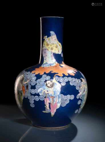 Große puderblau glasierte Flaschenvase mit den acht daoistischen Unsterblichen