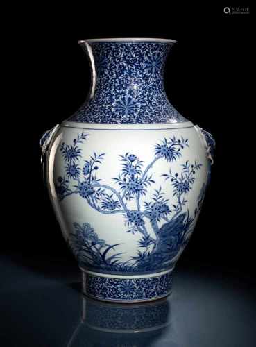 Unterglasurblau dekorierte Vase mit verschiedenen Blütenzweigen und Lingzhi