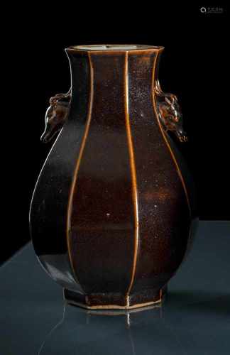Monochrom braun glasierte 'hu'-förmige achtkantige Vase mit Hirschköpfen als Handhaben