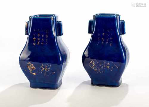 Paar 'hu'-förmige Vasen in Puderblau mit Godlackmalerei und Aufschriften