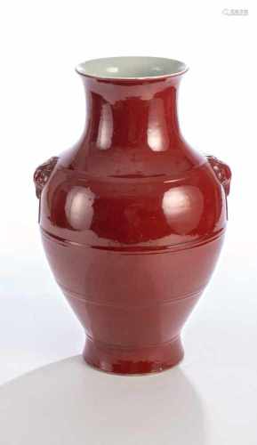 Kupferrot glasierte Vase mit seitlichen, reliefierten Handhaben
