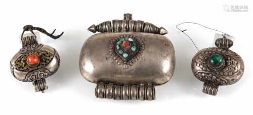 Drei Amulett-Dosen, teils in Silber oder Kupfer gearbeitet, u. a. Korall-/Türkisbesatz