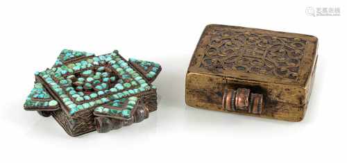 Zwei Amulettkästen mit Schmuckstein-Einlagen