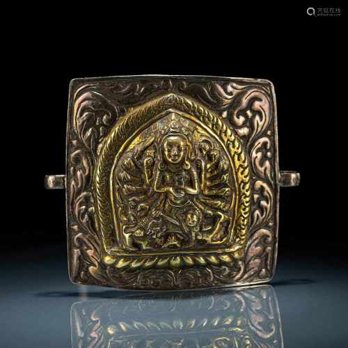 Gürtelschließe aus Silber mit feuervergoldetem Relief der Durga