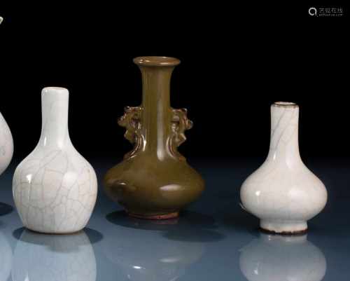 Vase mit Teadust-Glasur und zwei Flaschenvasen mit 'guan'-Glasuren