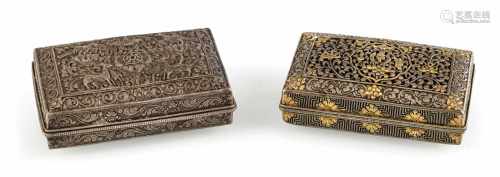 Zwei Deckeldosen, teils in Silber gearbeitet und vergoldet mit buddh. Emblemen