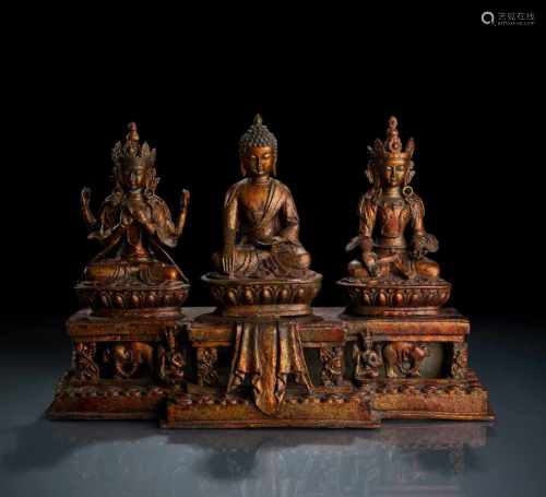 Lackvergoldete Triade mit Buddha Shakyamuni aus Bronze