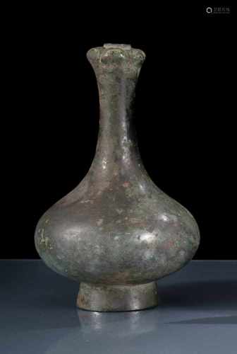 Flaschenvase aus Bronze mit knoblauchförmiger Ausbuchtung unter der Mündung 'hu'