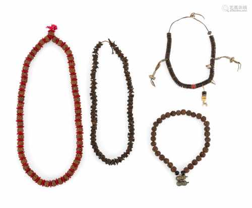 Mala u. Schamamenketten, u.a. aus Fruchtkernen bzw. Knochen, teils m. Anhängern aus Metall