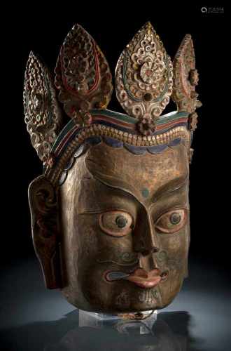 Große Tanzmaske aus gefasstem Holz in Form einer Gottheit