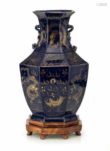 Hexagonale puderblau glasierte Vase mit goldenem Drachendekor