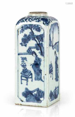 Vierkantvase mit Figurendekor in Unterglasurblau