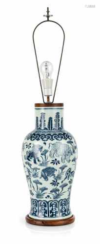 Balusterförmige Vase mit blau-weissem Qilin- und Elefantendekor
