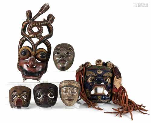 Gruppe von gefassten Masken aus Holz