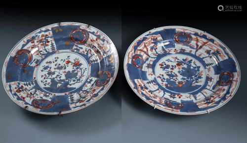 Paar grosse Platten mit Imari-Dekor von Landschaftsszenen und Blüten