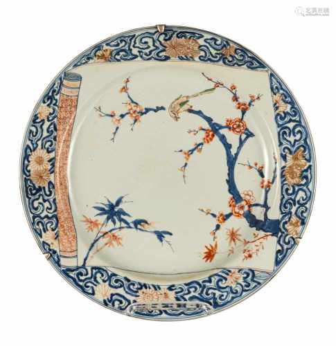 Grosse Rundplatte aus Porzellan in der Imari-Palette mit einem Blütenzweig und Vogel
