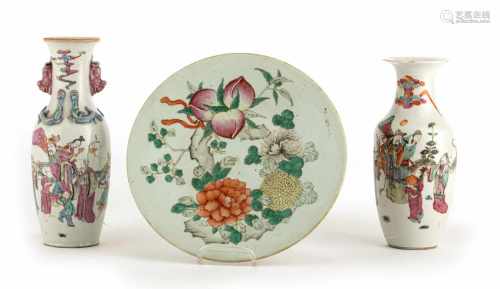 Zwei Vasen und ein Teller mit 'Famille rose'-Dekor