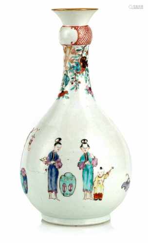 'Famille rose'-Flaschenvase aus Porzellan mit Damen und Knaben