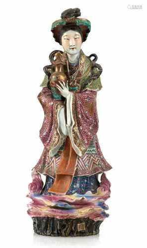 'Famille rose'-Porzellanfigur einer stehenden Dame