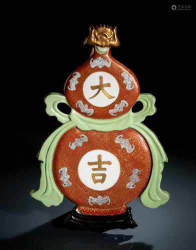 'Famille-rose' Da-ji-Tafel aus Porzellan mit Fledermäusen