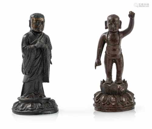Zwei Bronzefiguren Buddha als Knaben und eines Luohan