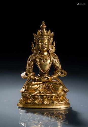Kleine feuervergoldete Bronze des Amitayus auf einem Lotos im Meditationssitz