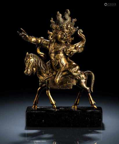 Feuervergoldete Bronze des Palden Lhamo auf seinem Pferd, Steinsockel