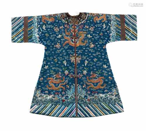 Blaugrundiges Drachengewand aus Seide mit Goldfäden, 'qifu'