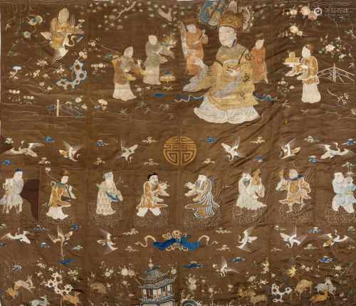 Seidenstickerei mit Xiwangmu und den acht daoistischen Unsterblichen auf braunem Fond
