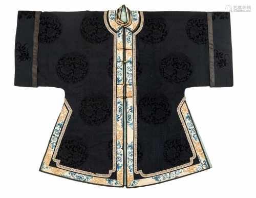 Damenjacke aus geschnittenem Seidensamt mit bestickten Ärmelstreifen, 'weitao'