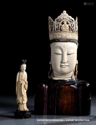 Elfenbeinschnitzerei eines gekrönten Guanyin-Kopfes und einer Dame