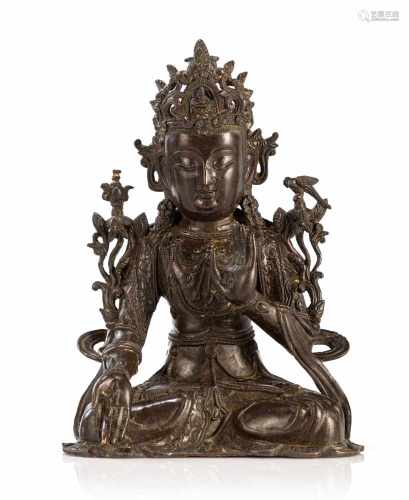 Bronze des Guanyin im Meditationssitz, prächtig geschmückt