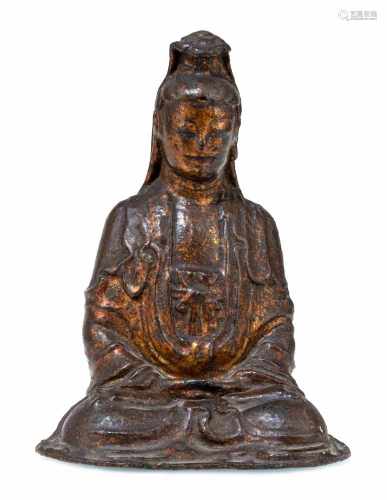 Bronze des Guanyin mit Resten von Lackvergoldung