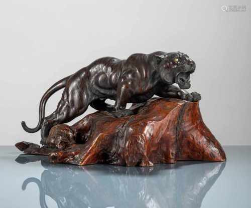 Bronze eines geduckten, schleichenden Tigers auf Holzsockel