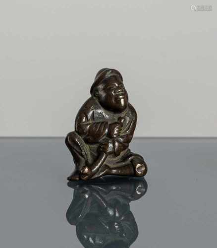 Ungewöhnliches Netsuke eines Chinesen mit Pfeife aus Bronze