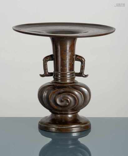 Feine Ikebana-Vase aus Bronze mit weit auskragender Mündung und seitlichen Handhaben