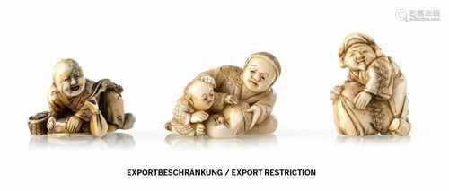 Drei Netsuke aus Elfenbein, u. a. Fischer und zwei Figuren mit Maske