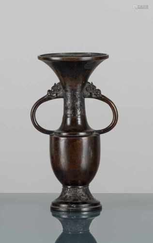 Bronzevase im Song-Stil mit seitlichen Handhaben