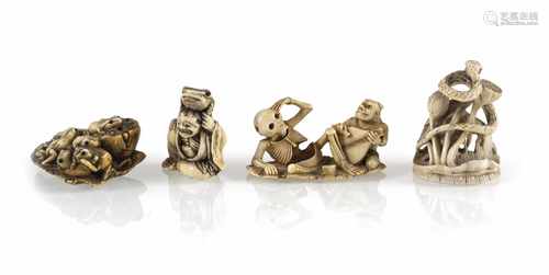 Vier Netsuke/Okimono aus Elfenbein: Froschgruppe, Gama Sennin, Siegel u. Oni m. Skelett