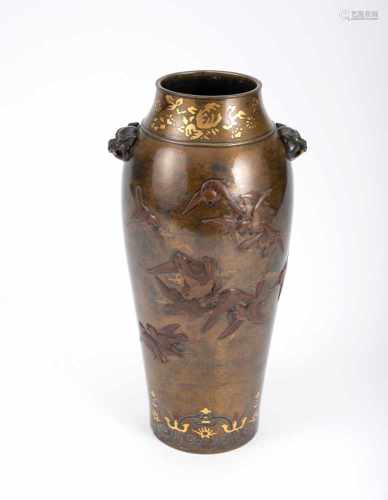 Vase aus Bronze mit Dekor von Spatzen im Flug, Details in Gold, Silber u. Shakudo