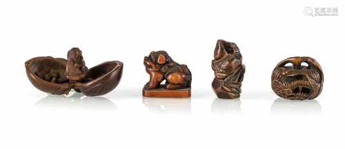 Vier Netsuke aus Holz: Affe im Pfirsich, Drache, Okame und Shishi